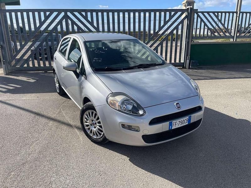 Argento Usata 2016 Fiat Punto Street Tre volumi | 6900 € (Buon prezzo) - Immagine 1/4