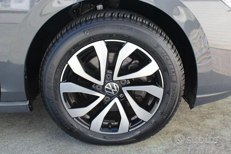 Usata VW Golf VIII Active 116 CV (85 kW) 2023 Grigio Berlina