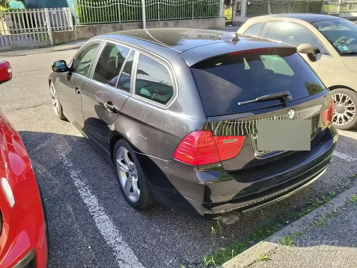Usata BMW 318 143 CV (105 kW) 2010 Nero Station wagon