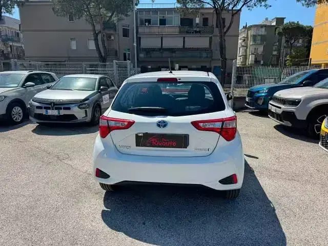 Usata Toyota Yaris Hybrid Business Edition 73 CV (53 kW) 2019 Bianco Berlina