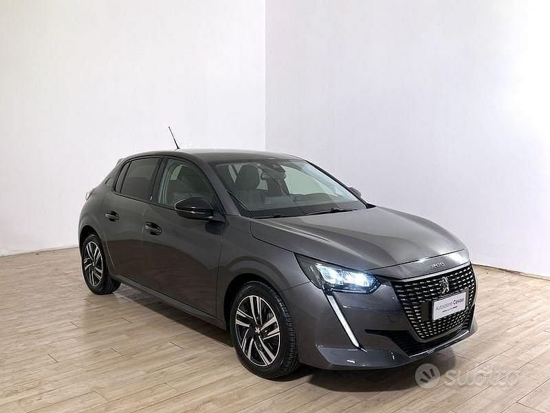Usata Peugeot 208 Allure 101 CV (74 kW) 2023 Grigio Utilitaria
