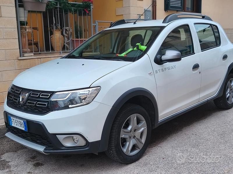 Bianco Usata 2019 Dacia Sandero Stepway Tre volumi | 6000 € (Ottimo prezzo) - Immagine 1/4