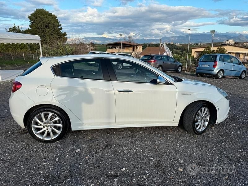 Usata Alfa Romeo Giulietta Distinctive 105 CV (77 kW) 2011 Bianco Berlina