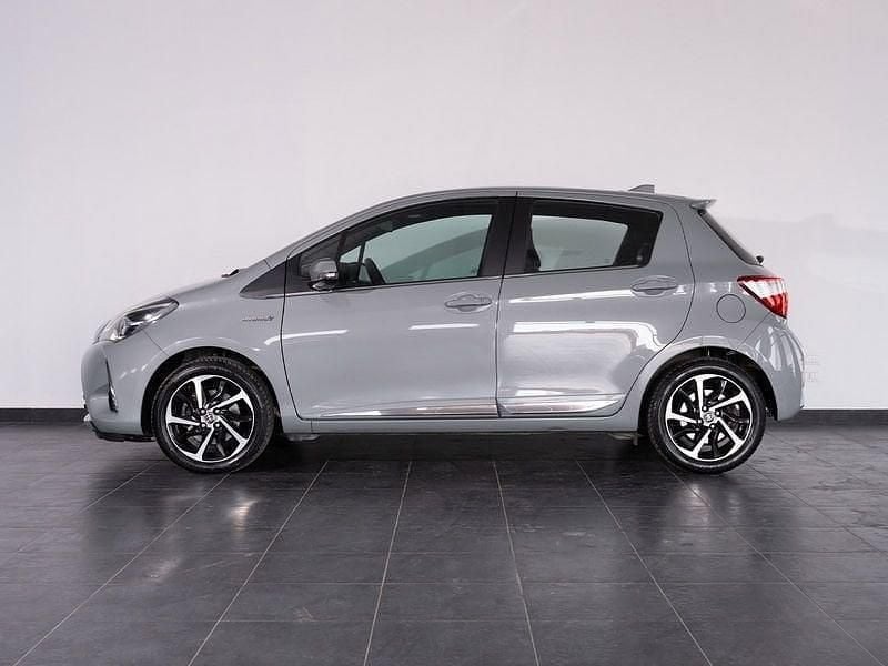 Usata Toyota Yaris Lounge 111 CV (81 kW) 2019 Grigio Berlina