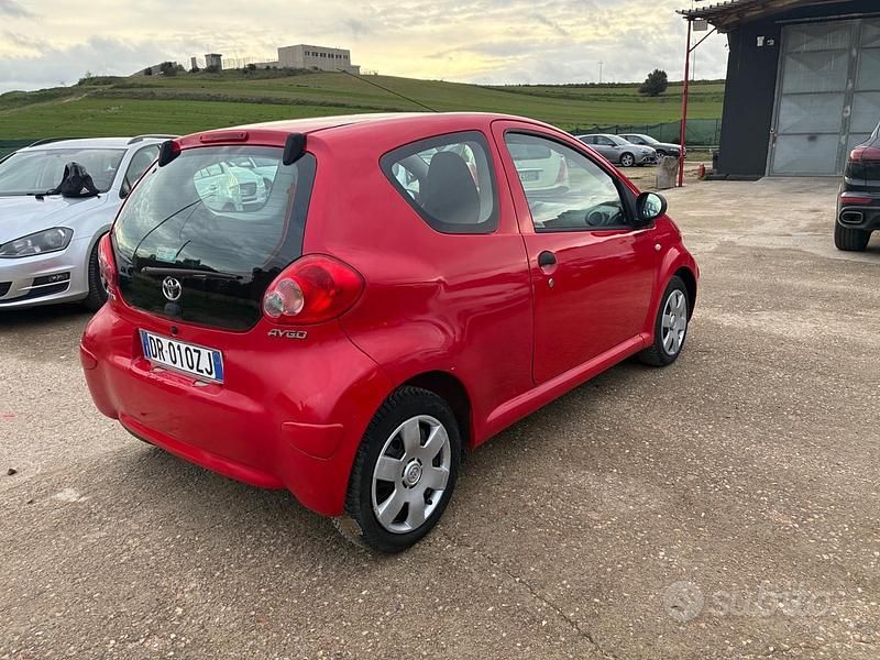 Usata Toyota Aygo Sol 67 CV (49 kW) 2008 Rosso Utilitaria