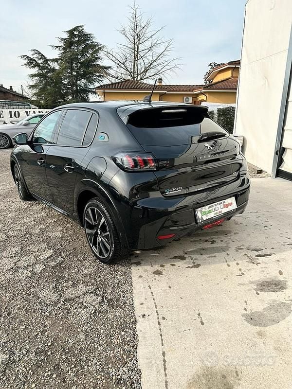 Usata Peugeot e-208 GT 100 kW (136 CV) 2023 Nero Utilitaria