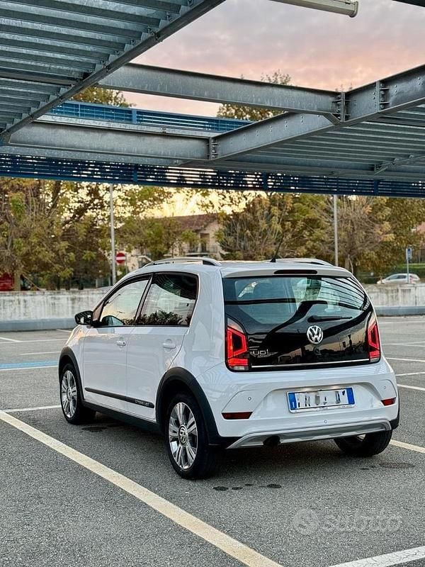 Usata VW cross up! 75 CV (55 kW) 2018 Bianco Utilitaria