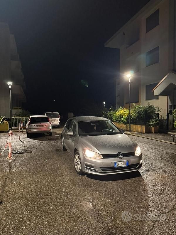 Grigio Usata 2013 VW Golf VII Tre volumi | 8000 € (Buon prezzo) - Immagine 1/4