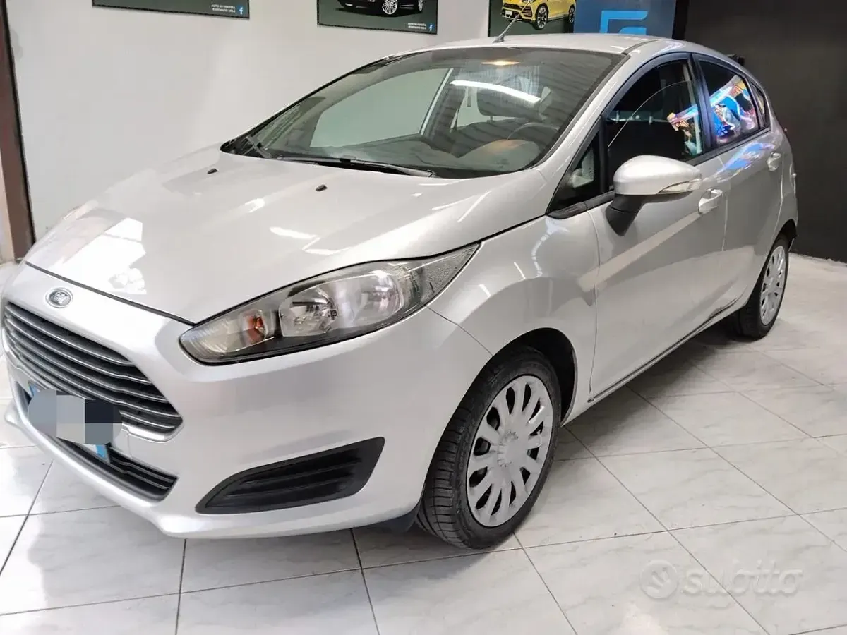 Usata Ford Fiesta 80 CV (58 kW) 2013 Grigio Berlina