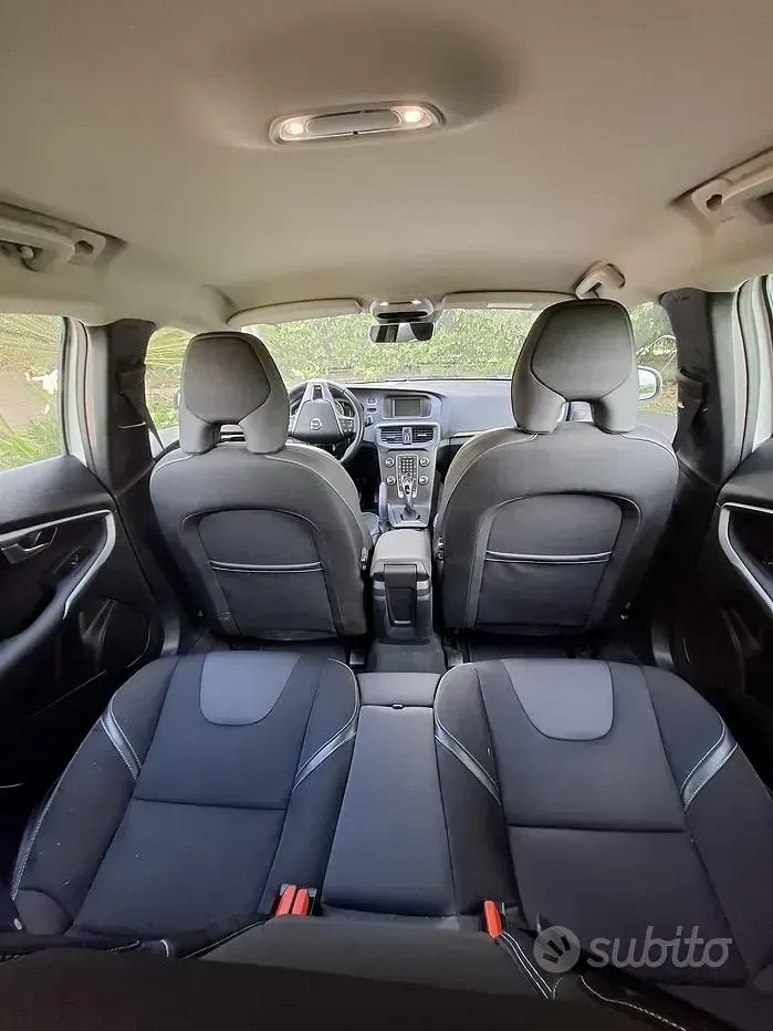 Usata Volvo V40 Plus 122 CV (89 kW) 2019 Bianco Berlina