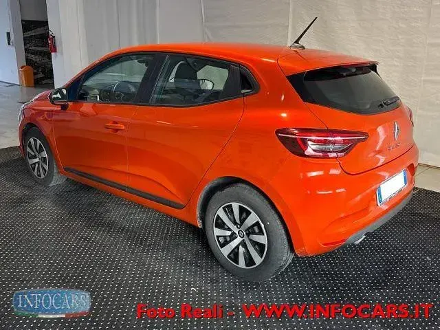 Usata Renault Clio V Equilibre 65 CV (47 kW) 2023 Arancione Berlina