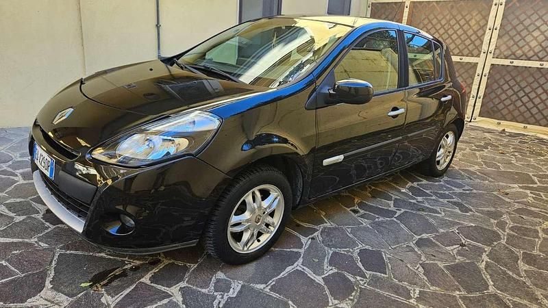 Nero Usata 2009 Renault Clio II Tre volumi | 2500 € (Buon prezzo) - Immagine 1/4
