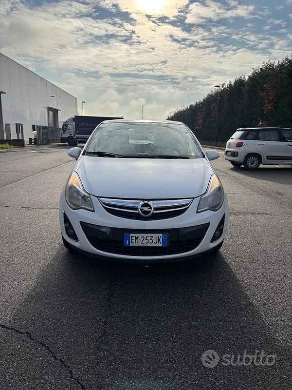 Usata Opel Corsa Edition 86 CV (63 kW) 2012 Bianco Berlina