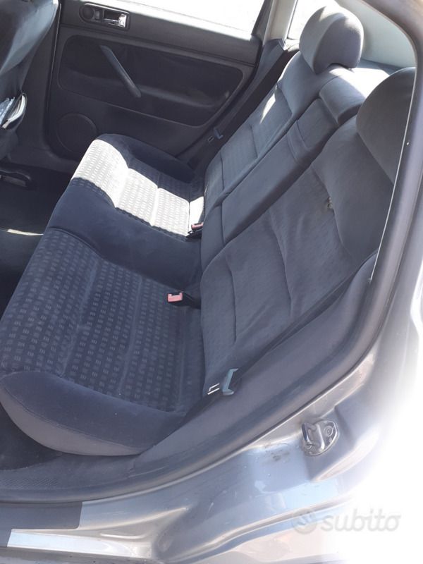 Usata VW Passat 101 CV (74 kW) 2004 Grigio Berlina