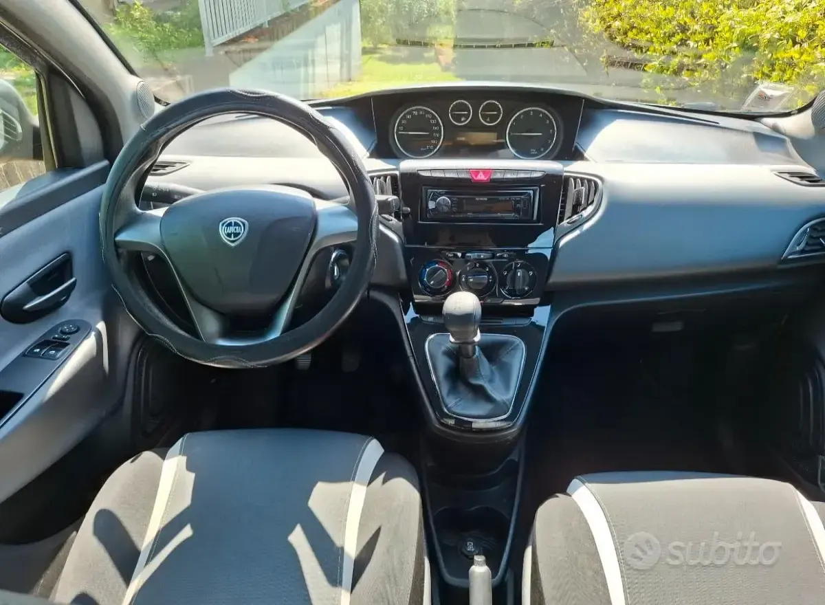 Usata Lancia Ypsilon 85 CV (62 kW) 2015 Grigio Utilitaria