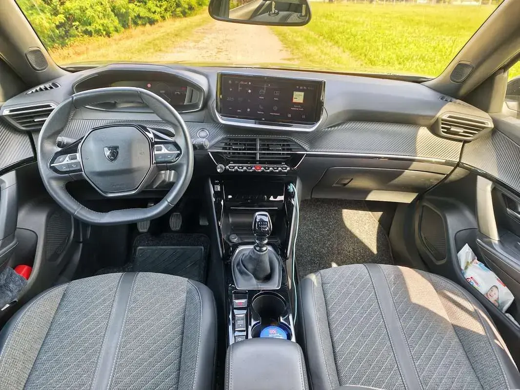 Usata Peugeot 2008 Allure 101 CV (74 kW) 2023 Grigio SUV