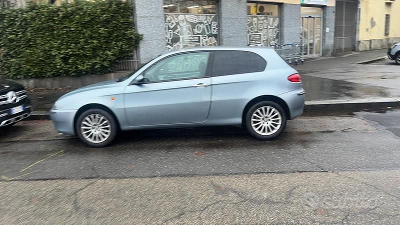 Usata Alfa Romeo 147 105 CV (77 kW) 2002 Grigio Utilitaria