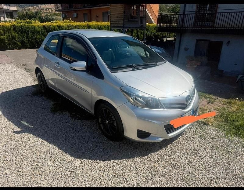 Usata Toyota Yaris 90 CV (66 kW) 2012 Grigio Berlina