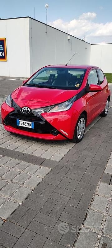 Rosso Usata 2016 Toyota Aygo Due volumi | 7000 € (Buon prezzo) - Immagine 1/4