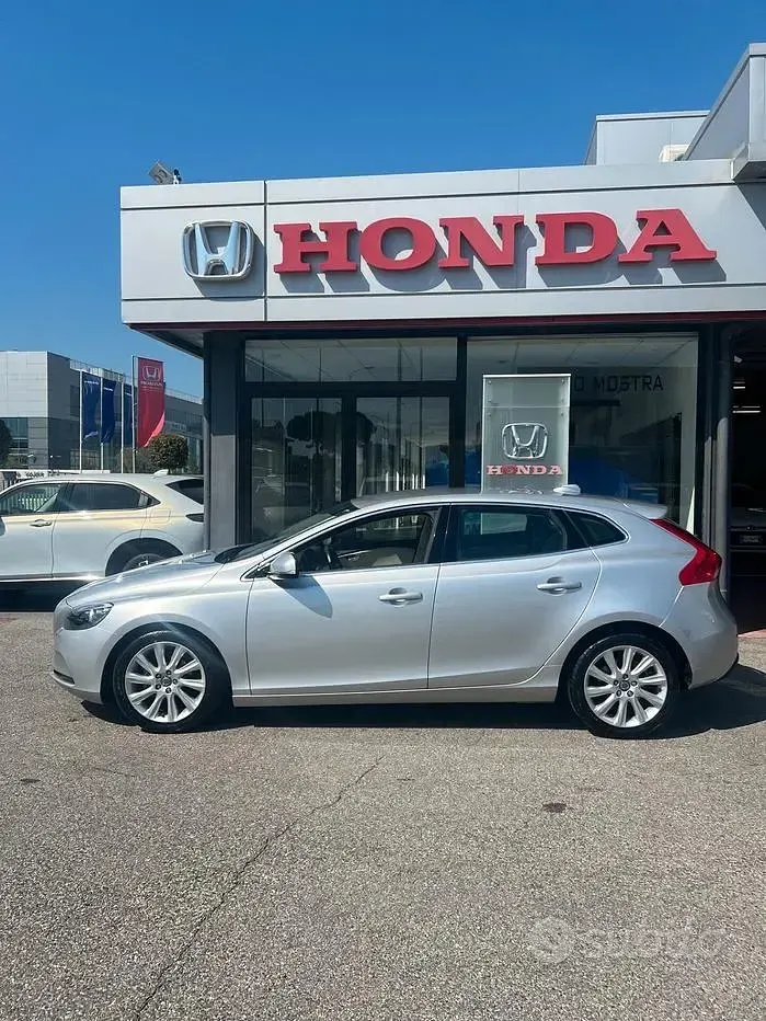 Usata Volvo V40 Momentum 115 CV (84 kW) 2015 Grigio Berlina