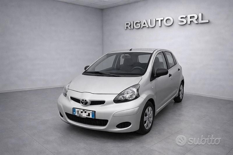 Usata Toyota Aygo Sol 68 CV (50 kW) 2010 Grigio Utilitaria