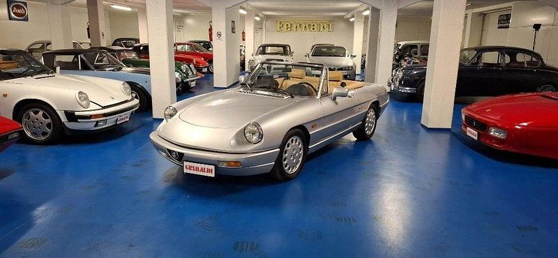 Begagnad Alfa Romeo Spider 122 HK (89 kW) 1992 Silver Cab