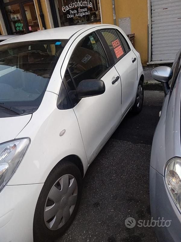 Usata Toyota Yaris 69 CV (50 kW) 2011 Bianco Berlina