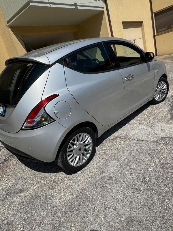 Usata Lancia Ypsilon 95 CV (69 kW) 2015 Grigio Utilitaria
