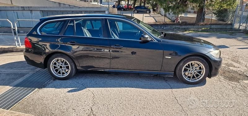 Begagnad BMW 318 143 HK (105 kW) 2010 Svart Kombi