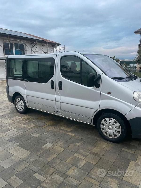 Usata Opel Vivaro 2008 Grigio Monovolume
