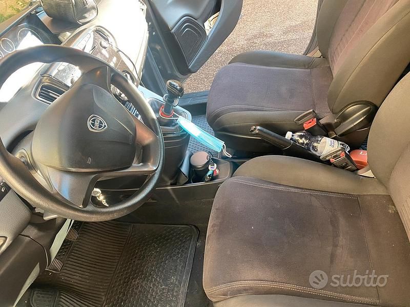 Usata Lancia Ypsilon 69 CV (50 kW) 2015 Grigio Utilitaria