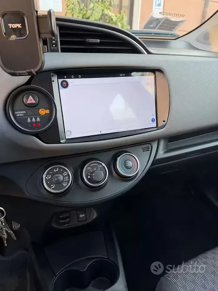 Usata Toyota Yaris 69 CV (50 kW) 2015 Bianco Utilitaria