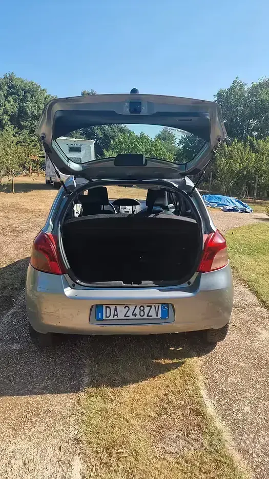 Usata Toyota Yaris Sol 90 CV (66 kW) 2006 Grigio Berlina