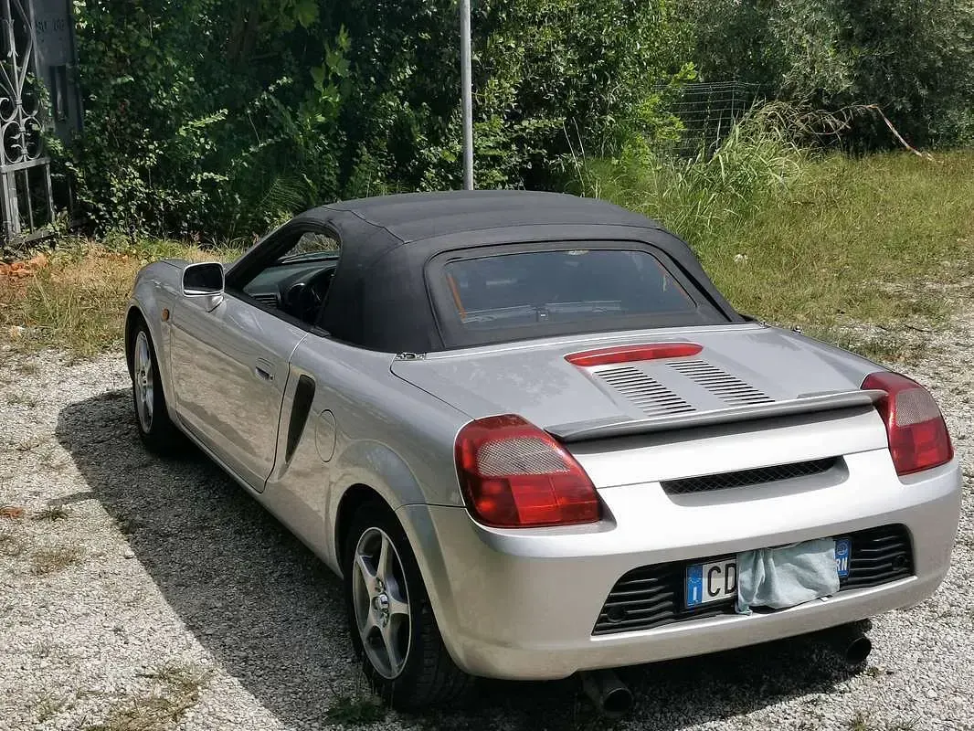 Usata Toyota MR2 140 CV (102 kW) 2002 Argento Cabrio