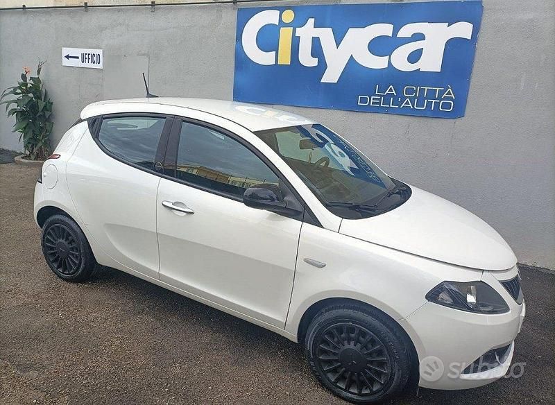 Usata Lancia Ypsilon Silver 69 CV (50 kW) 2021 Bianco pastello Utilitaria
