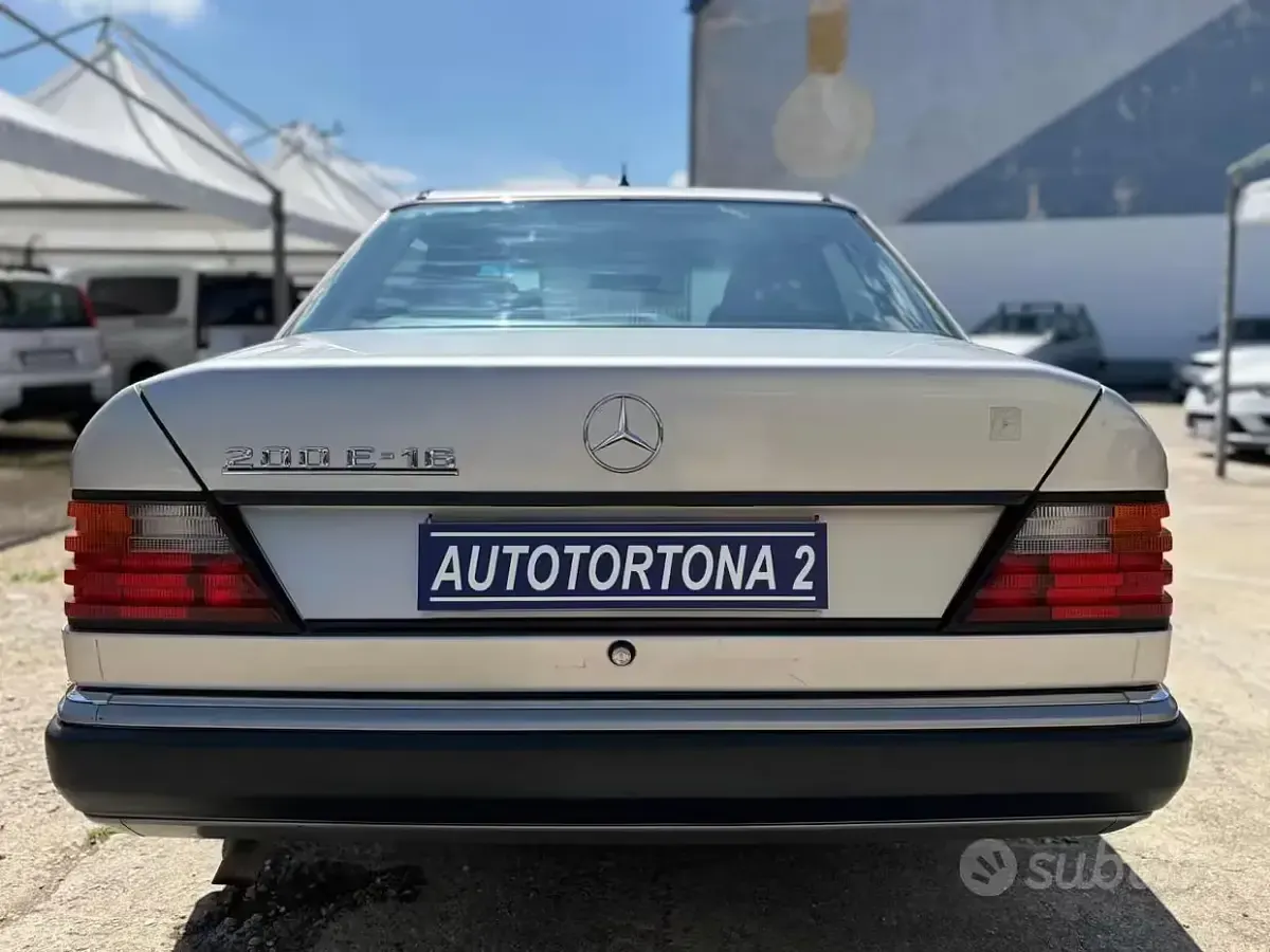 Käytetty Mercedes E200 136 HP (100 kW) 1994 Harmaa Sedan