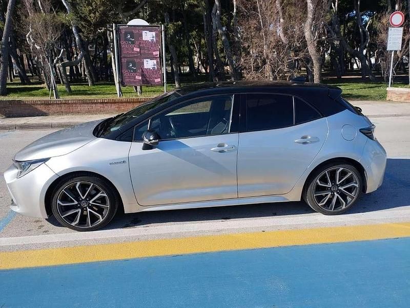 Usata Toyota Corolla 152 CV (111 kW) 2019 Argento Berlina
