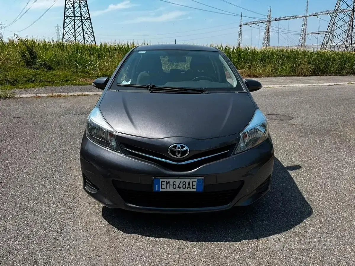 Usata Toyota Yaris Lounge 69 CV (50 kW) 2012 Grigio Utilitaria