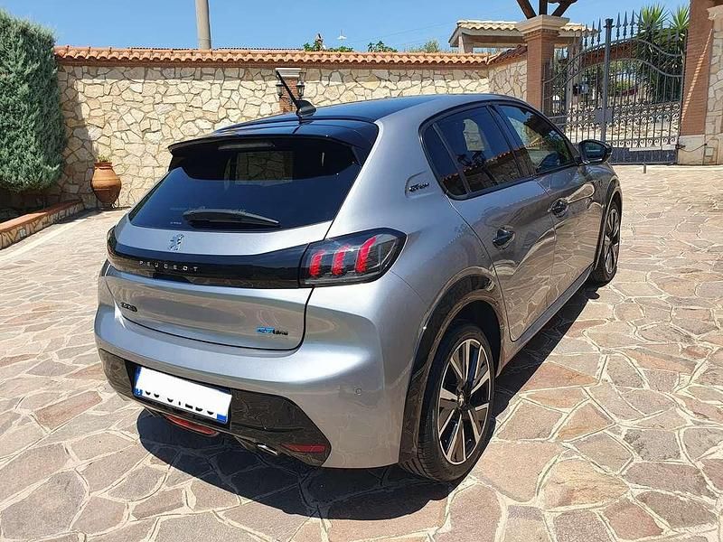 Usata Peugeot 208 GT-line 102 CV (75 kW) 2020 Argento Utilitaria