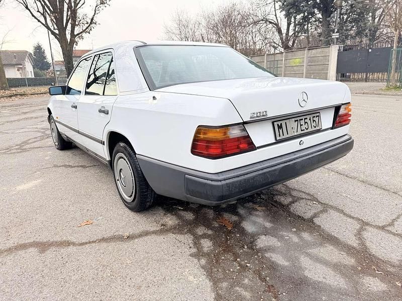 Usata Mercedes E200 109 CV (80 kW) 1987 Other Berlina