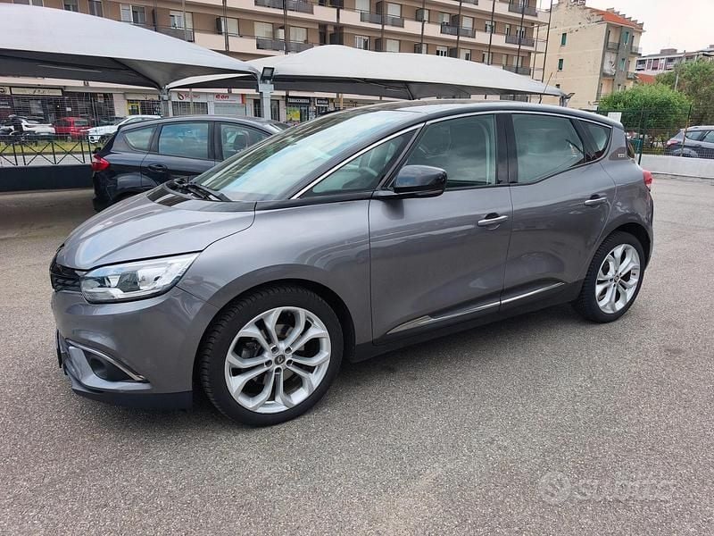 Grigio Usata 2019 Renault Scénic IV Monovolume | 9990 € (Super prezzo) - Immagine 1/4