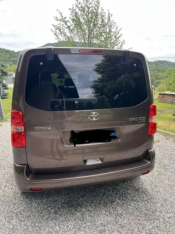 Usata Toyota Proace Edition 184 CV (135 kW) 2022 Marrone Monovolume