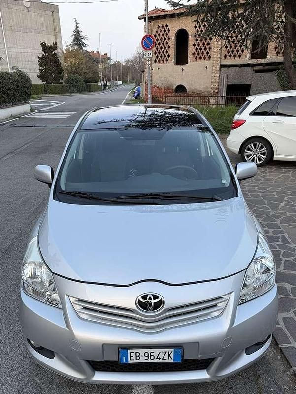 Usata Toyota Verso Sol 132 CV (97 kW) 2010 Grigio Monovolume