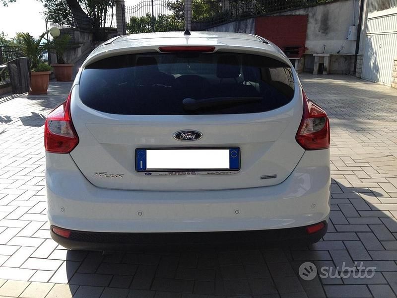 Usata Ford Focus 115 CV (84 kW) 2012 Bianco Berlina