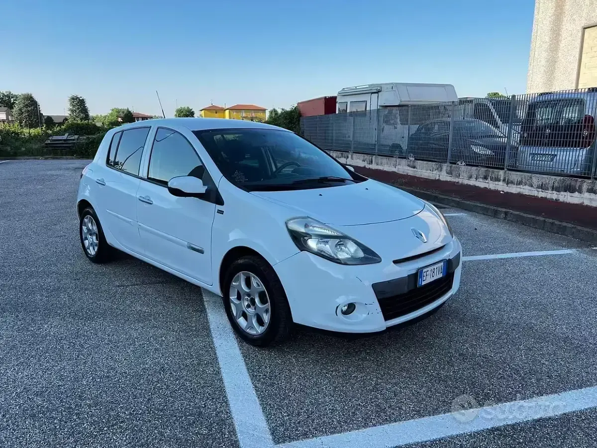 Usado Renault Clio II 75 CV (55 kW) 2011 Blanco Berlina