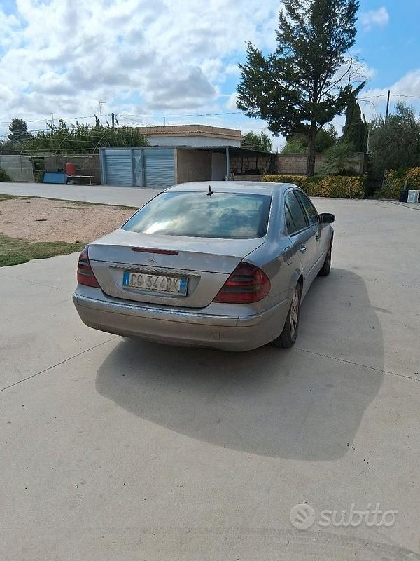 Usata Mercedes E270 177 CV (130 kW) 2002 Grigio Berlina
