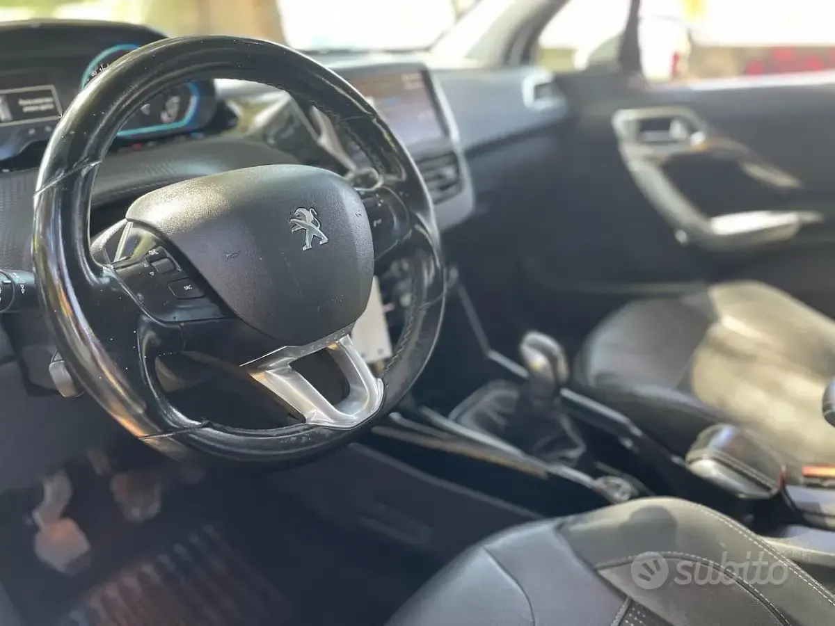 Usata Peugeot 2008 Allure 99 CV (72 kW) 2017 Bianco SUV