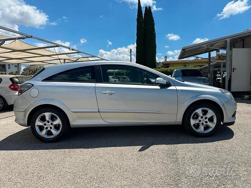Usata Opel Astra GTC 110 CV (80 kW) 2007 Grigio Berlina