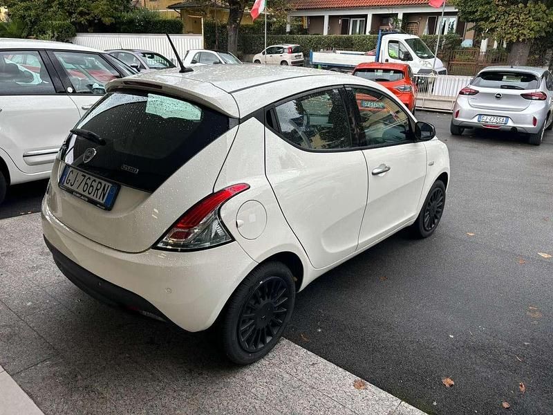 Usata Lancia Ypsilon Silver 69 CV (50 kW) 2022 Bianco Utilitaria