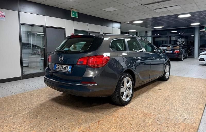 Usata Opel Astra 140 CV (102 kW) 2013 Grigio Station wagon